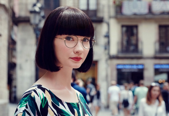 Brillenmarke Etnia Barcelona - Frau mit runder Brille auf Straße