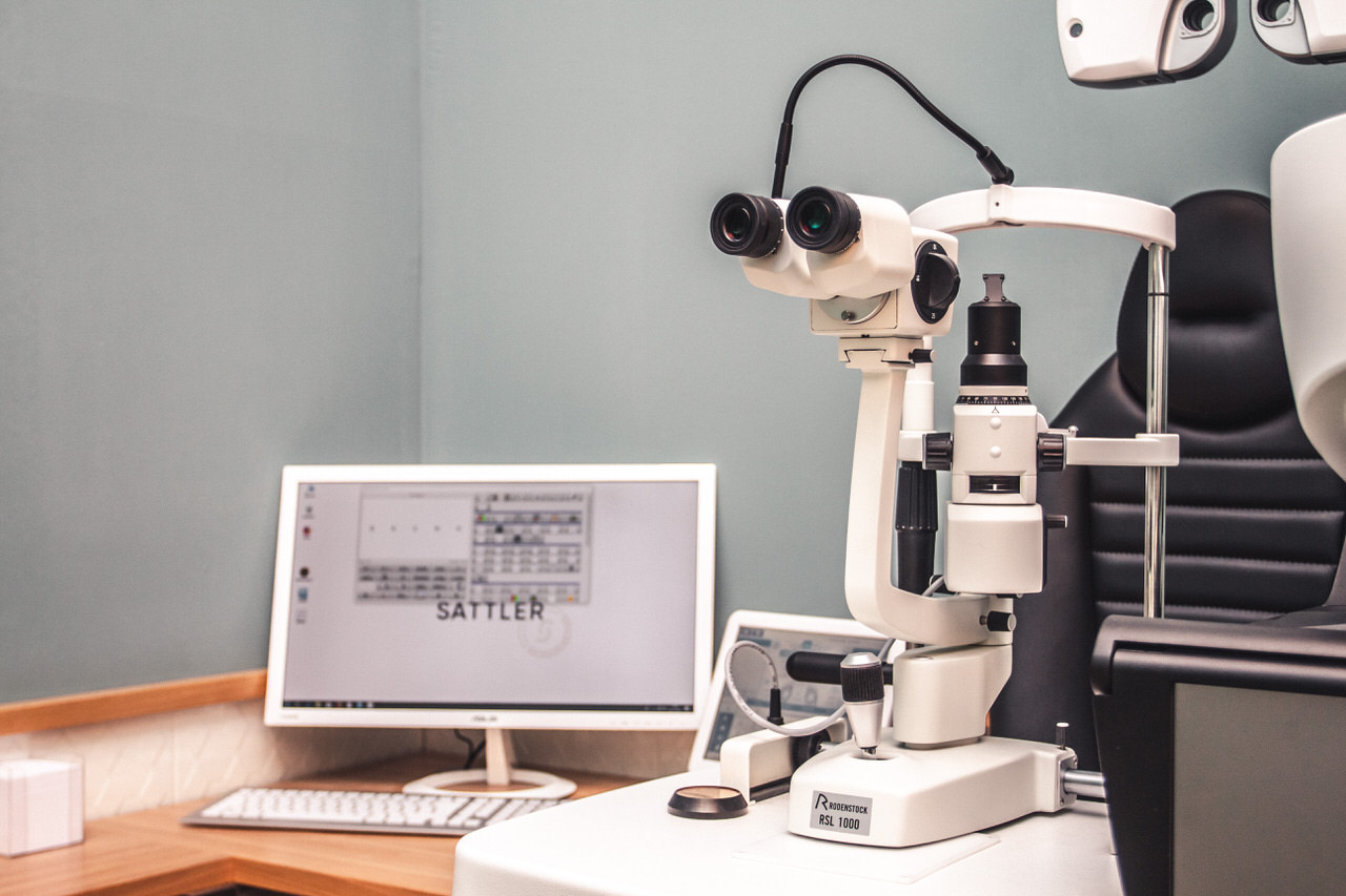 Optiker Wien - Sattler Optik - Shop - Innenansicht - Geräte