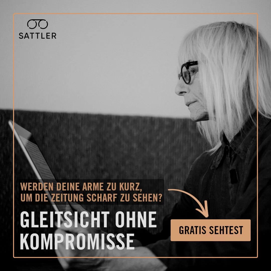 Gratis Sehtest bei Sattler Optik - Frau mit langen Haaren und Brille liest auf Tablet