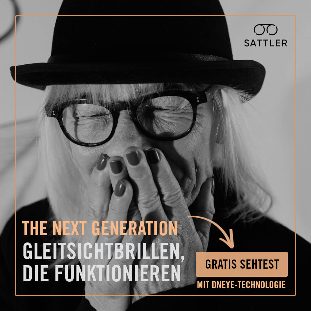 Die neue Ära der Gleitsichtbrillen - Frau mit Hut und Brille lacht, Nahaufnahme